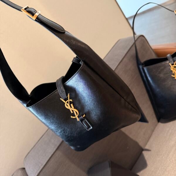 LE 5 À 7 SUPPLE SMALL IN GRAINED LEATHER