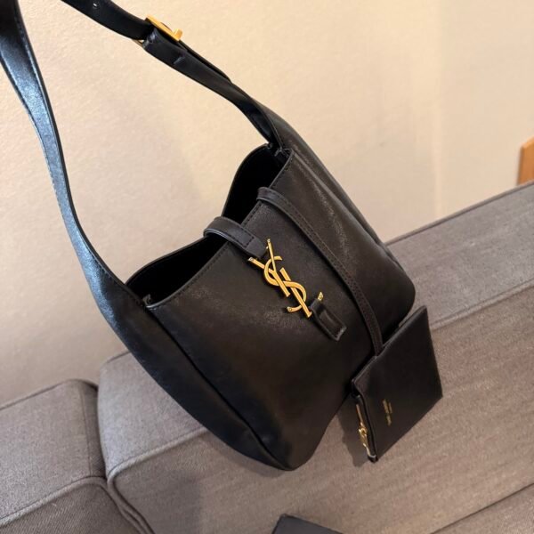 LE 5 À 7 SUPPLE SMALL IN GRAINED LEATHER