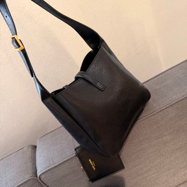 LE 5 À 7 SUPPLE SMALL IN GRAINED LEATHER