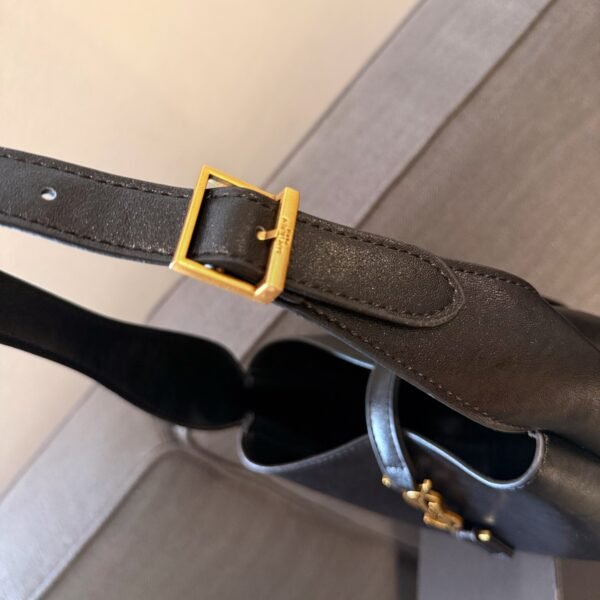 LE 5 À 7 SUPPLE SMALL IN GRAINED LEATHER